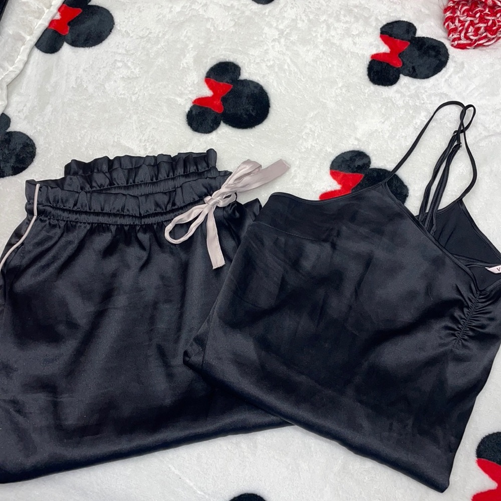 Victoria’s Secret Satin PJs - GUC - Size XL / LS
